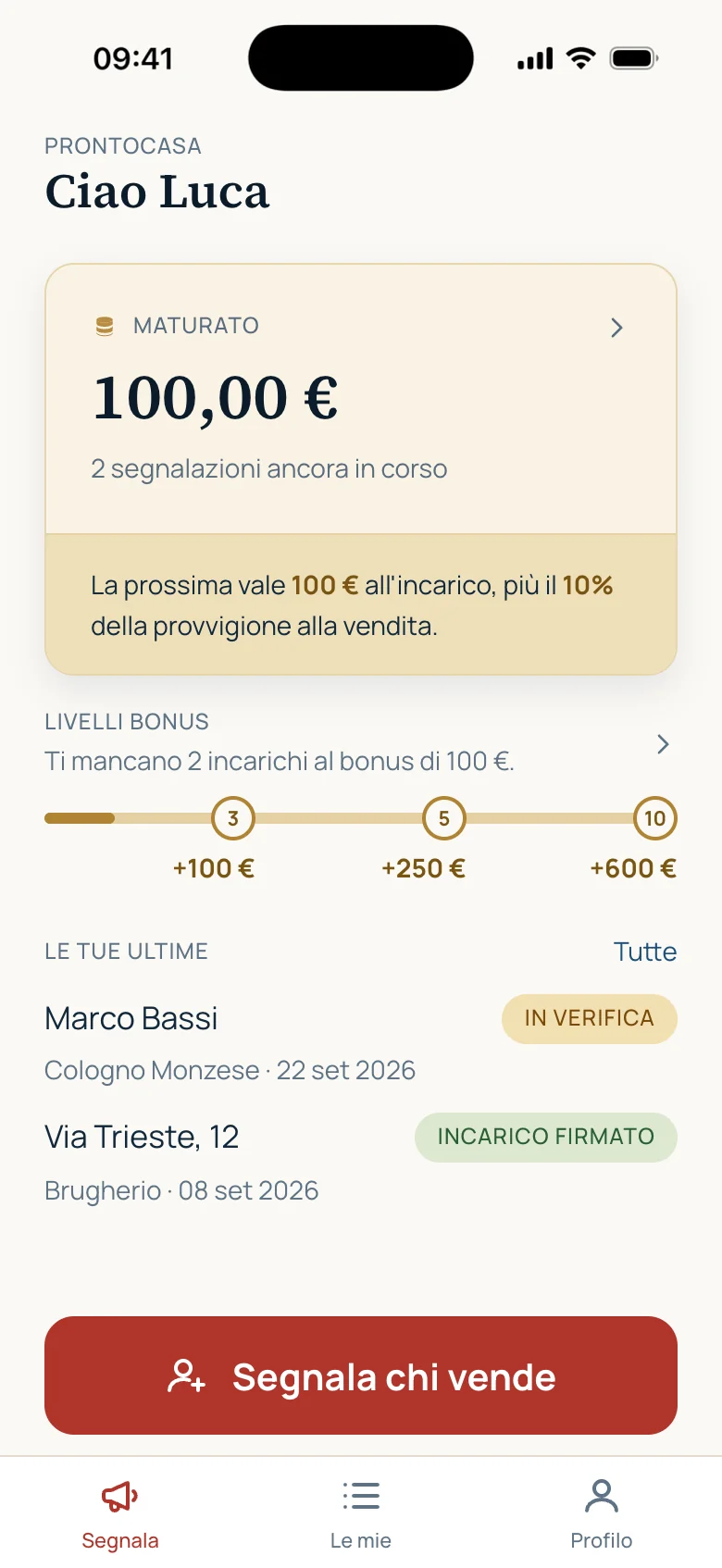 La home dell'app Prontocasa: 100 € maturati, i livelli bonus a 3, 5 e 10 incarichi, le ultime due segnalazioni — una in verifica, una con l'incarico firmato — e il bottone «Segnala chi vende».